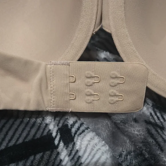 Skims Fits Everybody T-shirt Bra - Picture 4 of 6